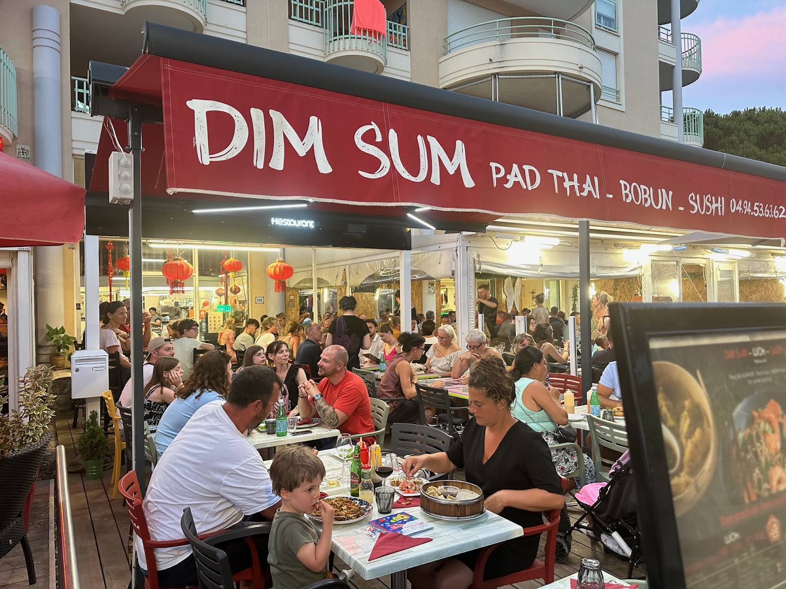 Restaurant Dim Sum terrasse avec clients